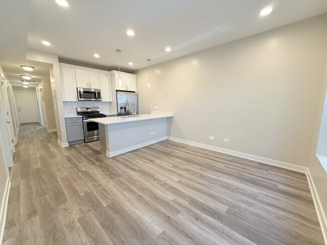 Building Photo - 3607 W Ainslie St