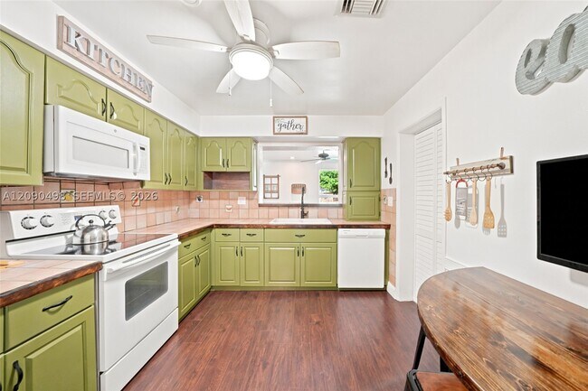 Building Photo - 15425 N Miami Ave