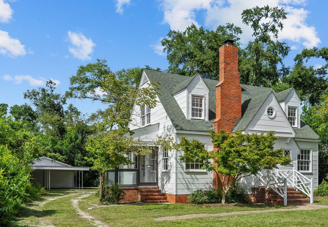 Building Photo - Charming 3-Bed Home with Modern Updates & ...