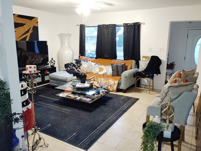 Building Photo - 704 E 121st Ave