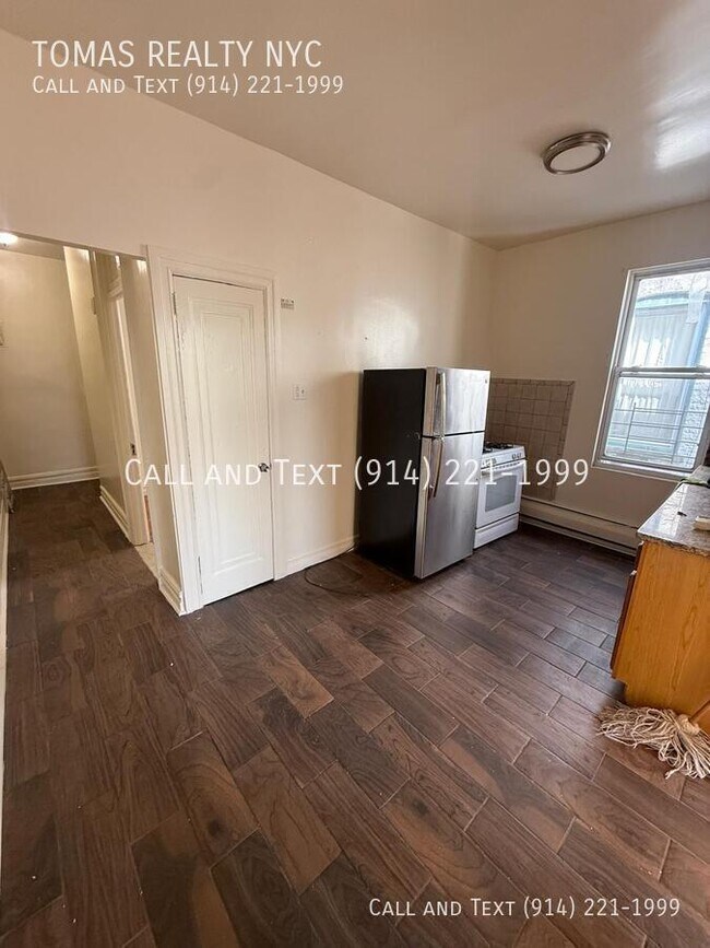 Building Photo - 776 E 233rd St