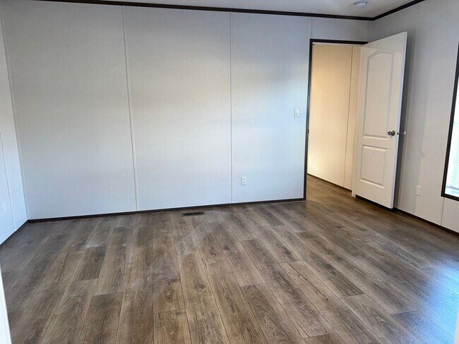 Building Photo - 414 Chloe Cir