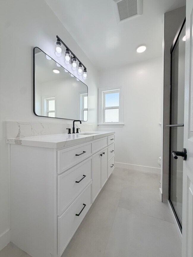 Building Photo - Alhambra Dr