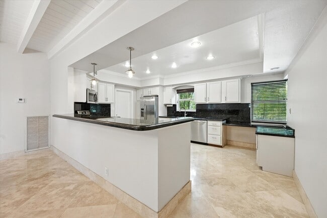 Building Photo - 632 N Lakeside Dr