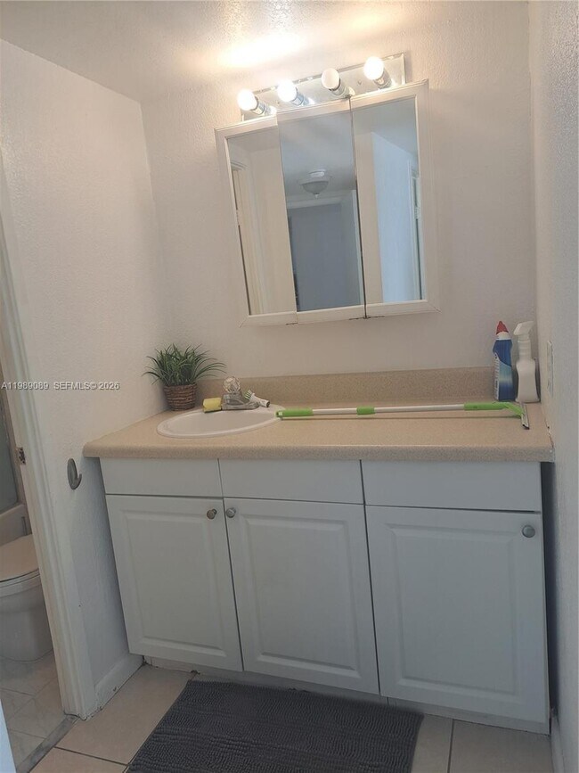 Building Photo - 1351 NE Miami Gardens Dr