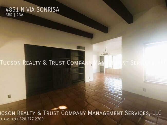 Building Photo - 4851 Vía Sonrisa