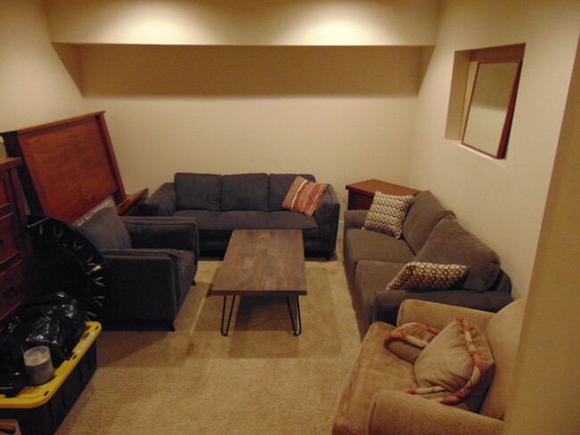 Building Photo - Quiet home close to shopping and Max