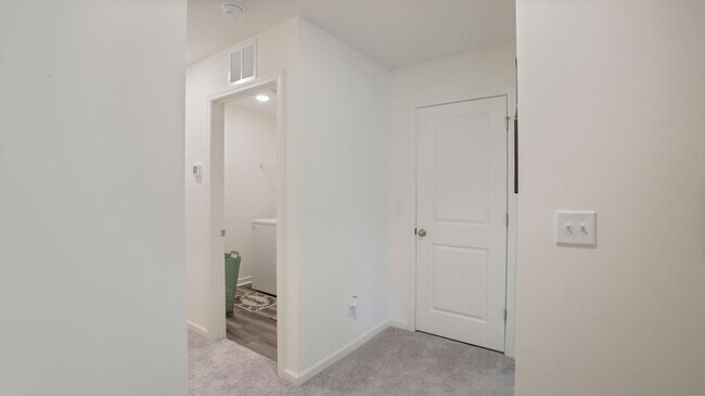 Building Photo - 4 bedroom 2.5 bathroom Single Family Home