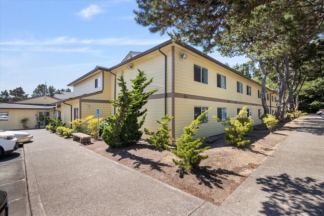 Building Photo - Surfwood Manor