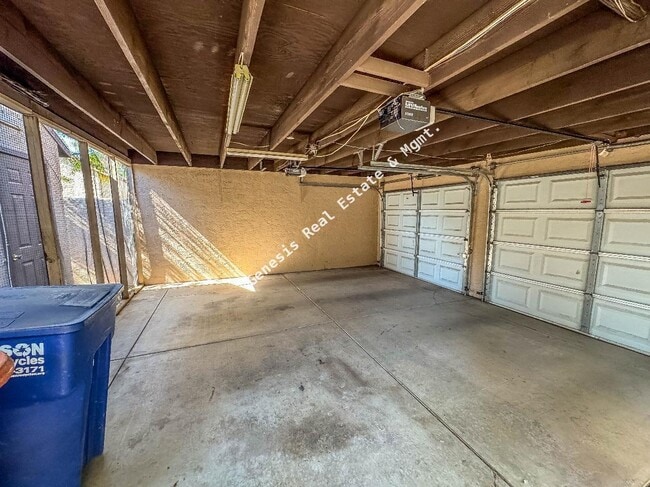 Building Photo - 2 Bedroom Westside Townhome!