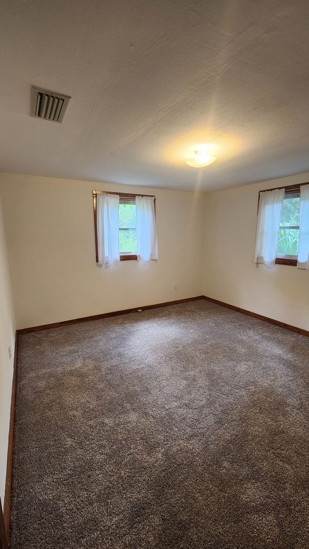 Building Photo - 3 Bedroom 1 Bathroom House