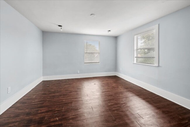 Building Photo - 3729-3729 N Kenwood Ave
