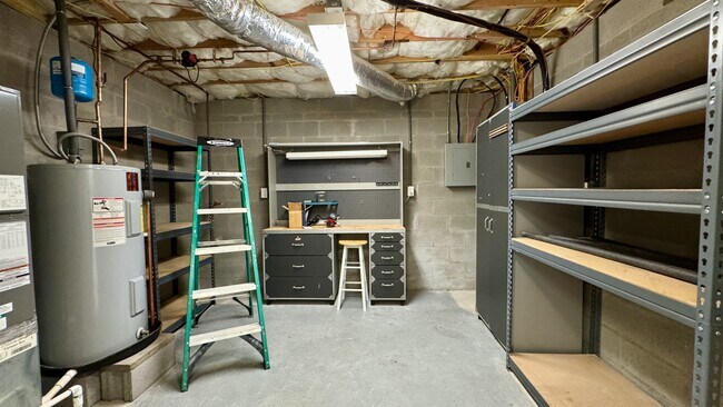 Building Photo - 220 Konawa Ln