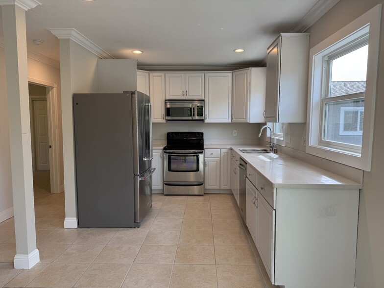 Building Photo - 3149 Rogers Ave