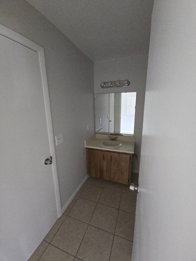 Building Photo - Updated 2 bed 1 bath end unit Condo