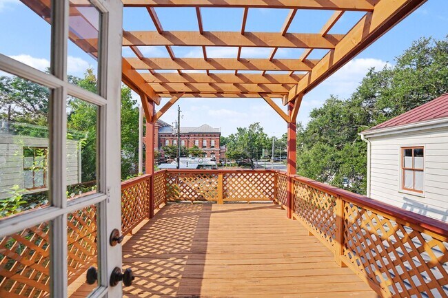 Building Photo - 2 Bedroom Charmer with Sundeck, Wood Floors, and High Ceilings