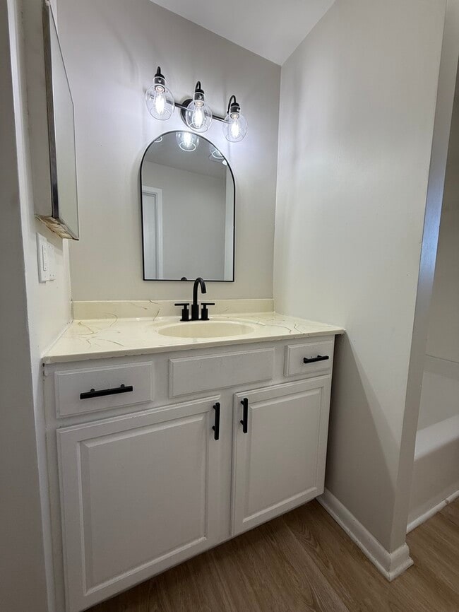 Building Photo - 205 Mardale Dr