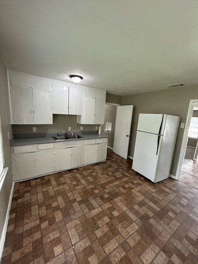 Building Photo - 805 Biggs Terrace