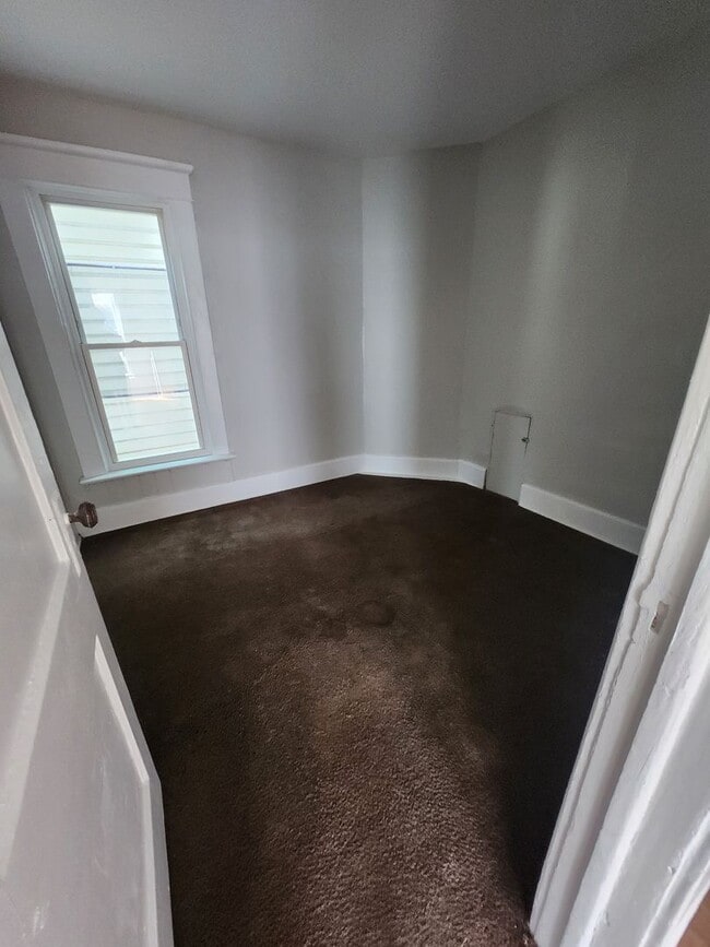 Building Photo - Lower 3 bedroom unit East side