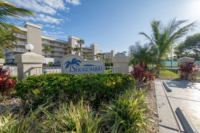 Building Photo - 601 Shorewood Dr