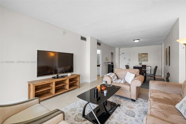 Building Photo - 500 Bayview Dr