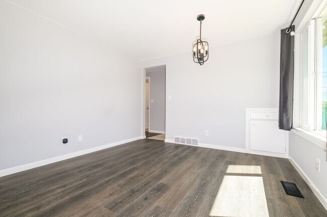 Building Photo - Comfort and Convenience Meet in this 4 Bedroom Burien Home.