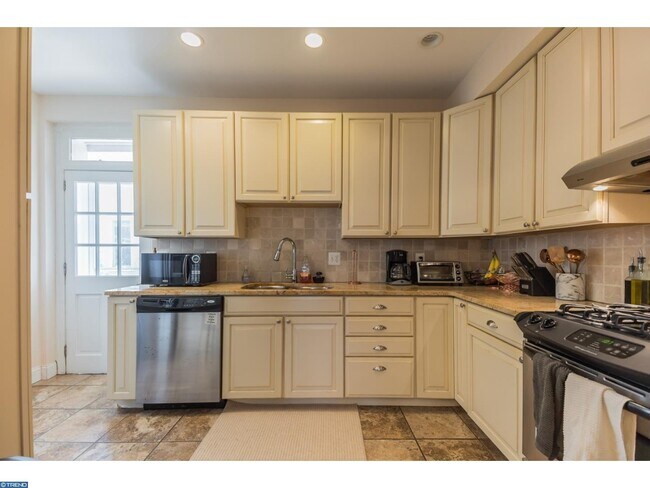 Building Photo - 385 Conarroe St