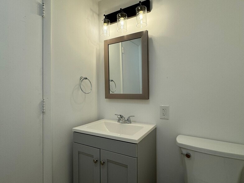 Building Photo - 225 Evergreen Ave