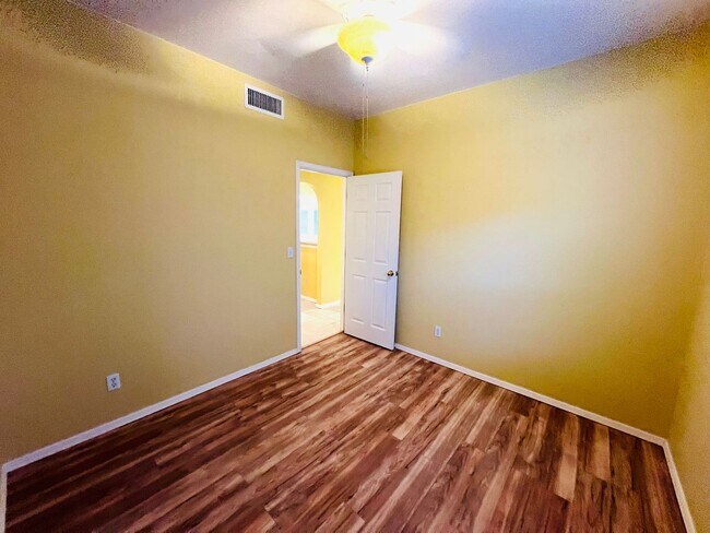 Building Photo - Stunning 4 bedroom, 3 bath home in West El...