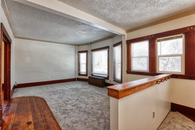 Building Photo - 625 Lewis St