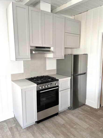 Kitchen & appliances - 301A Broadway Street