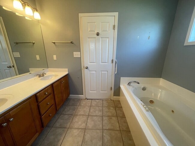 Building Photo - 5BD/4BA Single Family Home