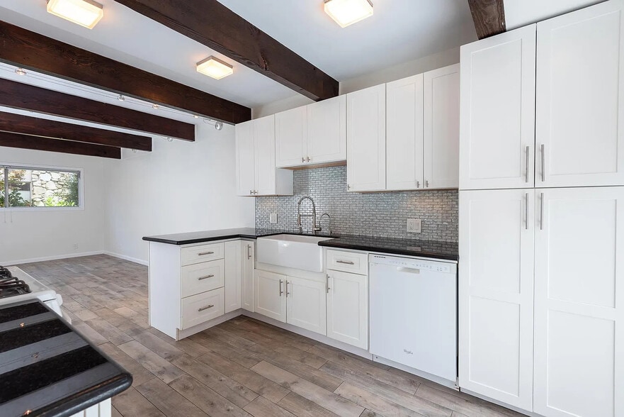 Building Photo - 4040 Grand View Blvd