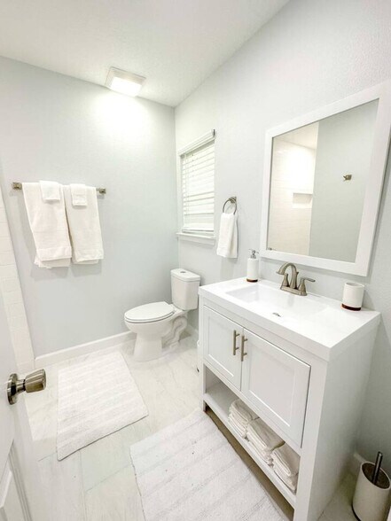 Building Photo - 1004 SE 7th Ave