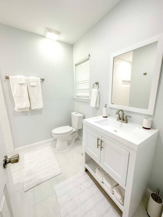 Building Photo - 942 SE 7th Ave