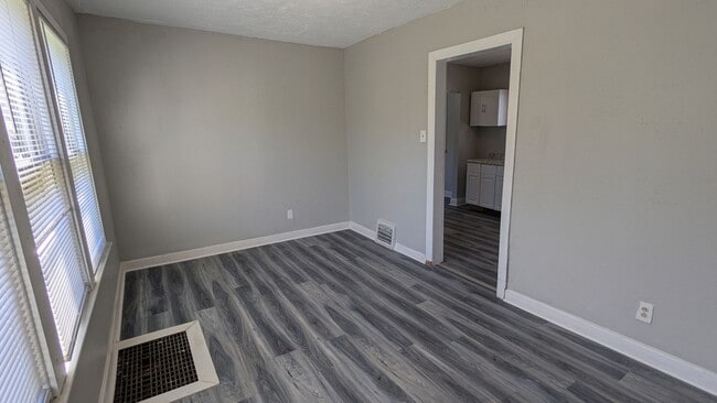 Building Photo - 4-Bedroom, 1-Bathroom Single Family Home f...