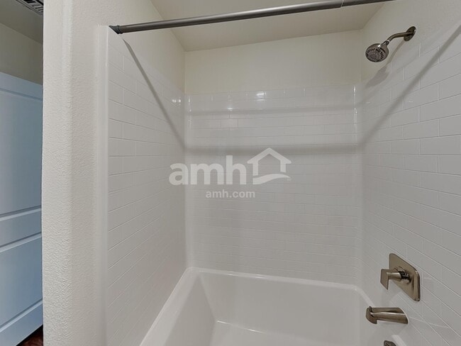 Building Photo - 696 N Water St