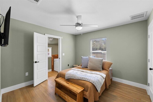 Building Photo - 823 Hickory St