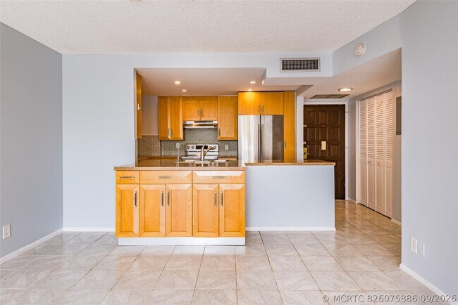 Building Photo - 3900 N Hills Dr