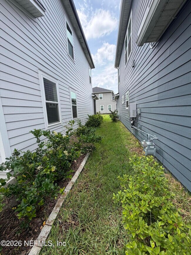 Building Photo - 70 Golden Fern Dr