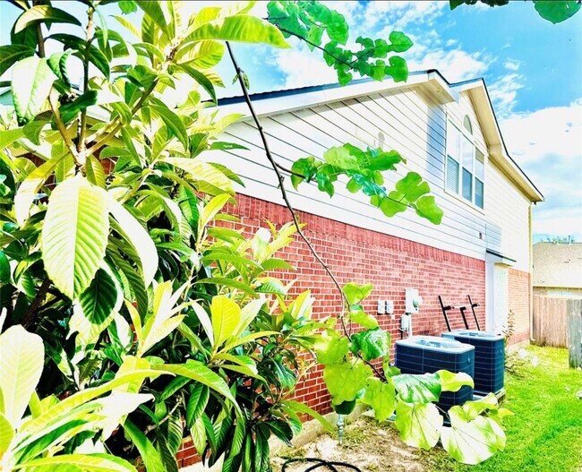 Building Photo - 5902 Crestford Park Ln