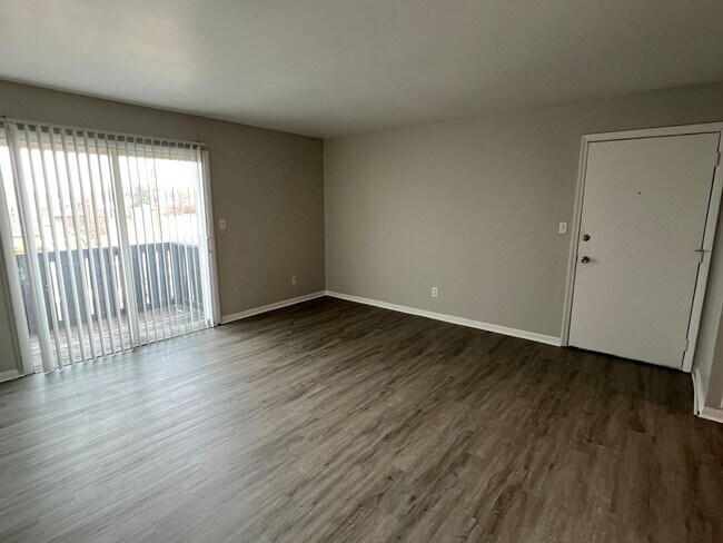 Building Photo - East Ridge Apartments - Remodeled 2 bedroom unit w/ Balcony