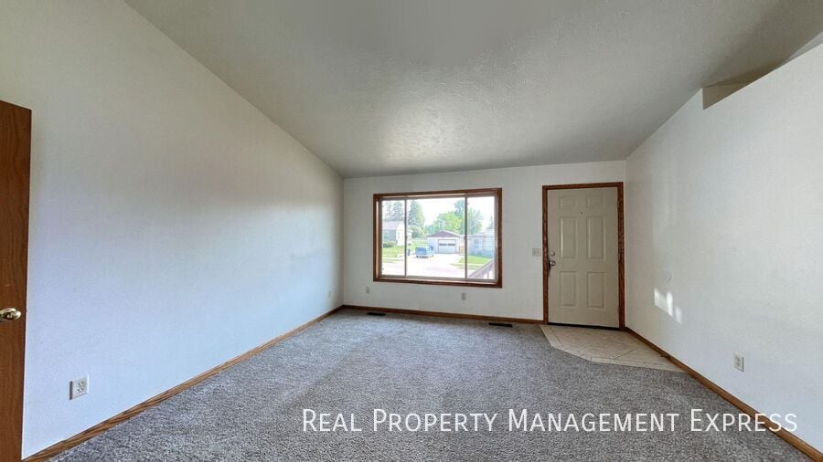 Building Photo - Charming 2 Bedroom 2 Bathroom Centrally Lo...