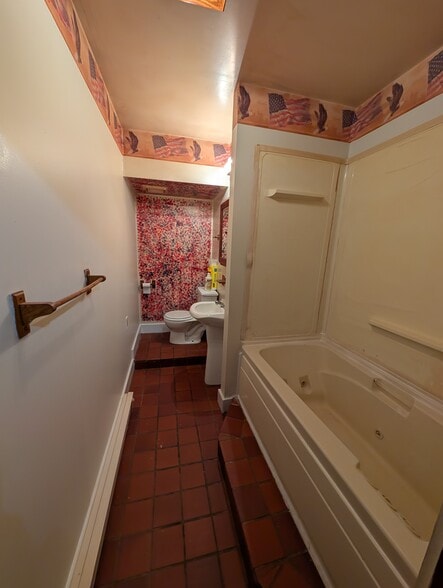 Building Photo - 121 W Comanche Ave