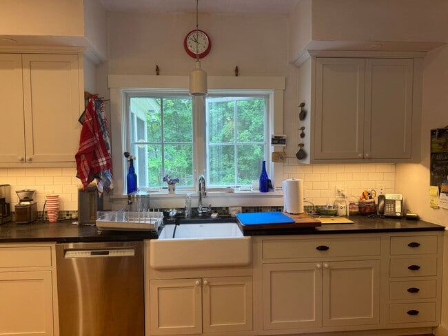 Building Photo - Short term- 4 Bedroom just two blocks from...