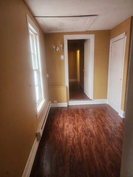 Building Photo - 40 Maple St