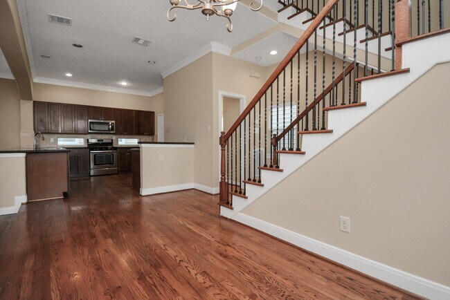 Building Photo - 1137 W 24th St