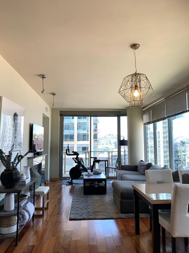 Building Photo - Stunning 1 Bedroom Condo in the Heart of Downtown/South Lake Union!