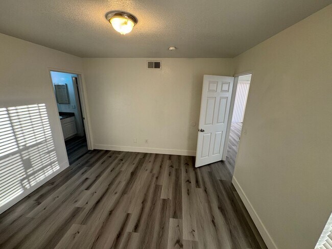 Building Photo - Bright spacious condo near Sunrise Mountain