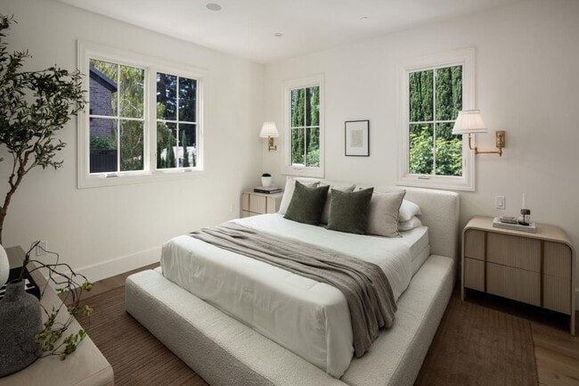 Building Photo - 160 Waverley St